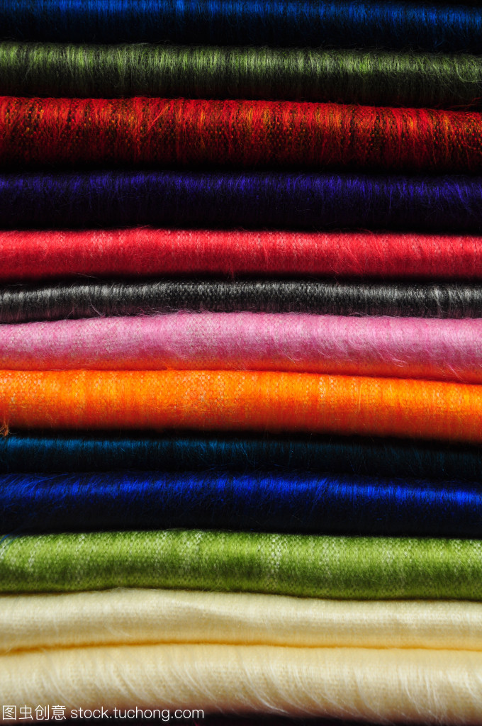 堆叠的温暖 鲜艳蓬松羊驼毛毛毯的编织魅力